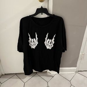 Skull hands graphic tshirt